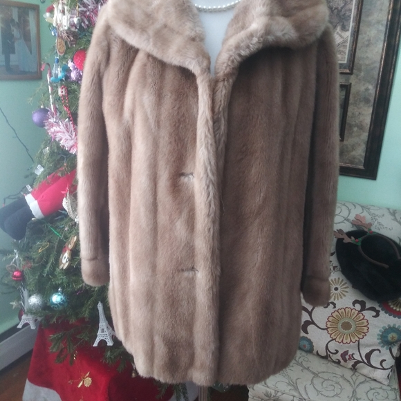 Faux fur warm caramel colored soft jacket - Picture 4 of 8